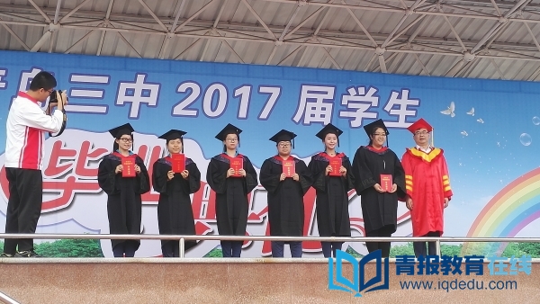 校长在毕业典礼上给学生颁发毕业证后合影