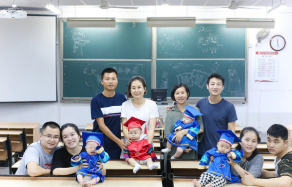 “大学四年最离不开的就是宿舍，能带着宝宝回到这里和姐妹们拍这组照片感觉很温馨。”四个宝宝当中最小的仅三个月大，最大的不过八个月，排除万难，聚集在了一起。榕苑12的楼管阿姨看到四个毕业生带着宝宝返校很开心：“这些学生平日就像自己的女儿一样，看到她们带着宝宝回来重温校园特别高兴。”