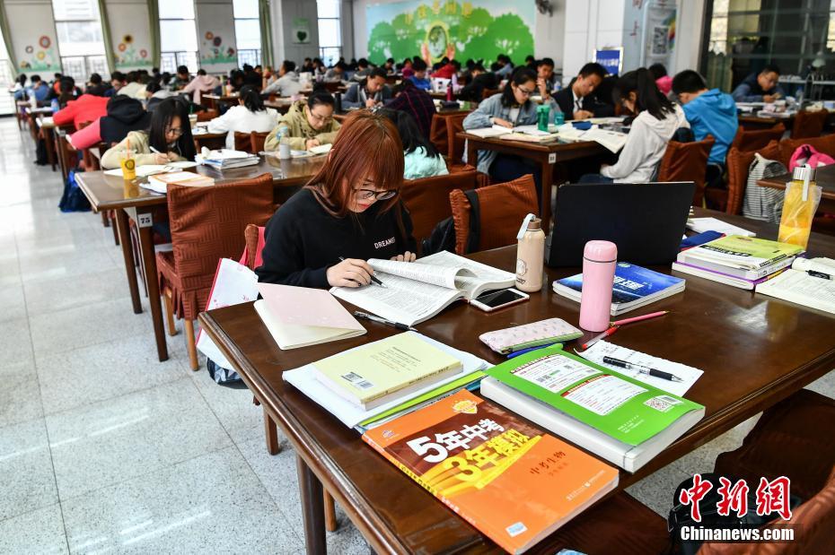 中学生过暑假：读书学习多，社会实践少