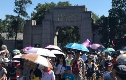 参观最高学府有多难？清华凌晨三四点就有人排队