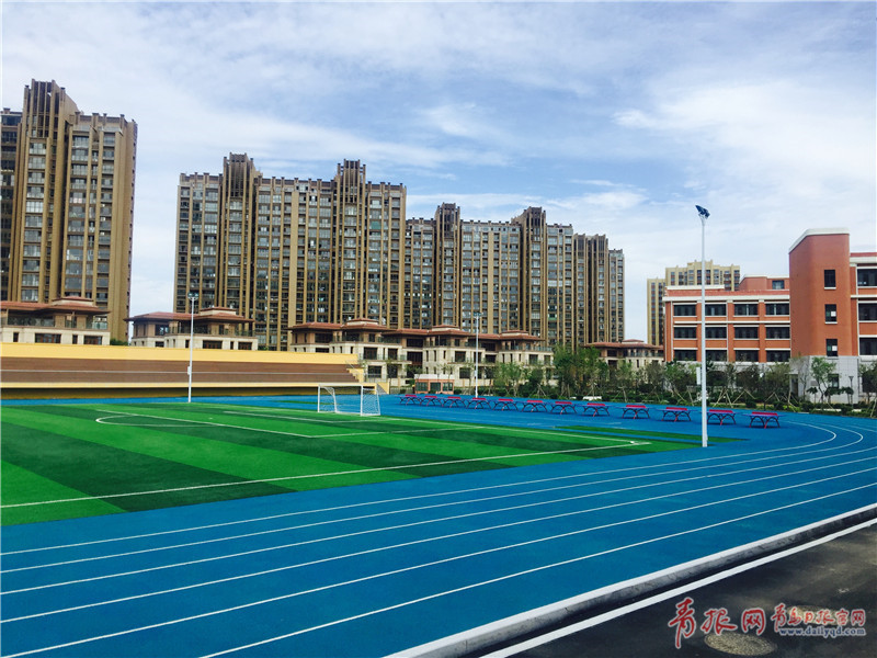 九年一贯制青岛滨海学校启用 市内三区最大