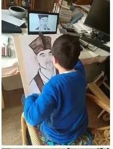 正在画苏轼头像的小学生