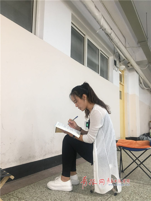 探访青岛考研族:备考似重历高考 手机成诱惑