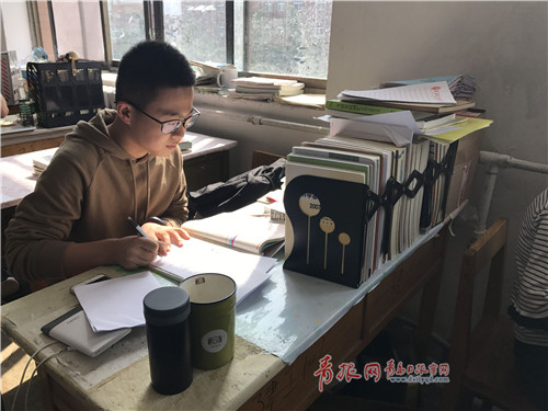探访青岛考研族:备考似重历高考 手机成诱惑