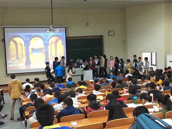 △《测绘学概论》课后学生排队找院士签名（资料图）