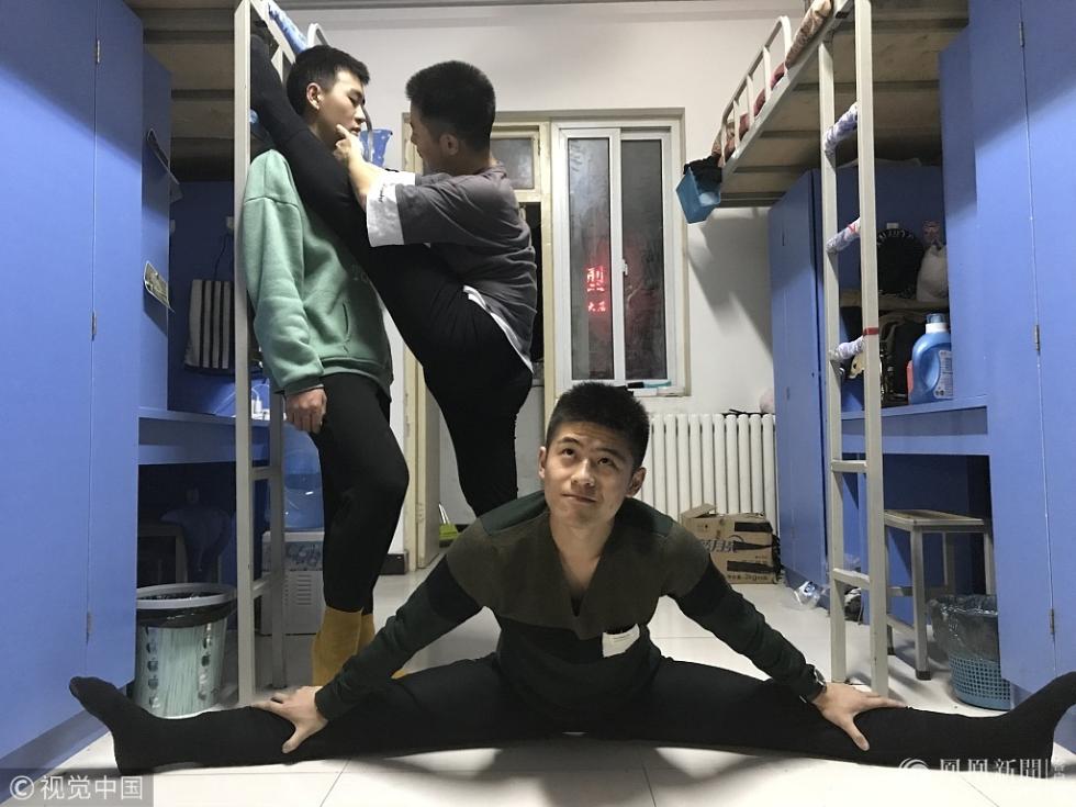 郑州现一字马网红宿舍 男女生互拼秀出新高度
