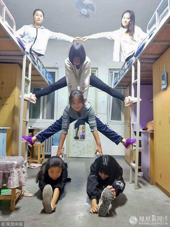 郑州现一字马网红宿舍 男女生互拼秀出新高度