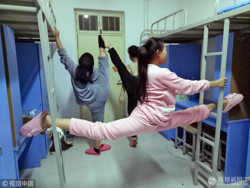 郑州现一字马网红宿舍 男女生互拼秀出新高度