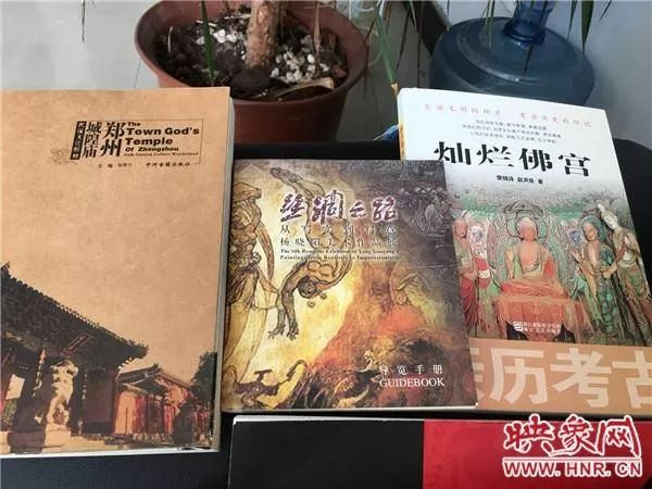 学生被逼买的部分东西。