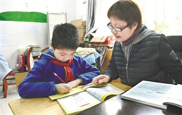 武汉一小学教师9年给4个学生当“妈妈”：免费辅导照料生活