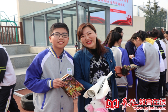 李校长成为了孩子们的偶像！