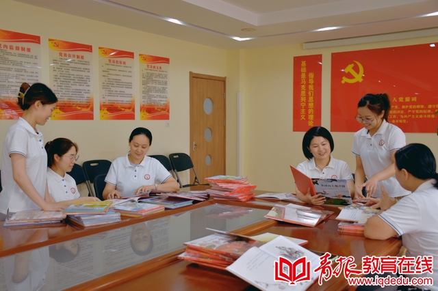 园长傅文选与党员教师精研红色绘本