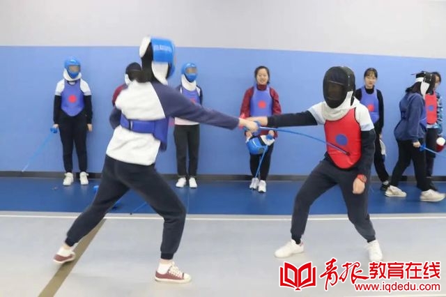 学生击剑体验