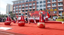 《万疆》启奏，场面震撼！两千余青大附中学子奏响盛世强音！